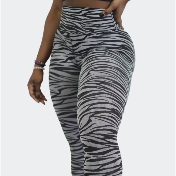 NWT Cake Body Zebra Print Seamless Scrunch Booty Leggings - Picture 3 of 4